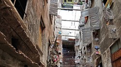 UBND TP.HCM vừa giao quyền cho các quận huyện sẽ được ban hành quyết định cưỡng chế phá dỡ khẩn cấp nhà chung cư cũ nát và được quyền phê duyệt phương án phá dỡ, di dời, bố trí tạm cư cho người dân.