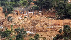 Mặc dù chưa có giấy phép, nhưng chủ đầu tư vẫn cho tiến hành thi công móng và lắp dựng cột của 40 khối nhà biệt thự tại đây