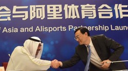 CEO của AliSports (công ty con của Alibaba), Zhang Dazhong bắt tay Chủ tịch Hội đồng Olympic châu Á Ahmad Fahad Al-Sabah trong buổi lễ ra mắt ngày 17/4.