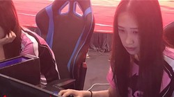 Những cô gái theo nghiệp chơi game thường phải làm việc 12 tiếng mỗi ngày. Ảnh: yangtse.com