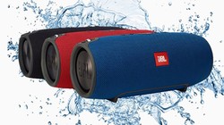 Sạc dự phòng, ổ cắm đa năng, loa không dây là một trong những phụ kiện công nghệ không thể thiếu khi đi du lịch. 