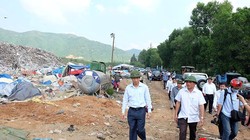 Ông Nguyễn Xuân Anh-Bí thư Thành ủy, Chủ tịch HĐND TP Đà Nẵng trong chuyến thị sát bãi rác Khánh Sơn sau những phản ứng của người dân về tình trạng ô nhiễm nghiêm trọng diễn ra tại đây