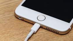 Sạc điện thoại đúng cách là một cách hạn chế tình trạng smartphone nóng lên bất thường.
