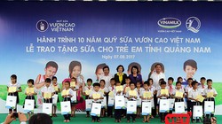 Phó Chủ tịch nước Đặng Thị Ngọc Thịnh trao sữa cho trẻ em Quảng Nam