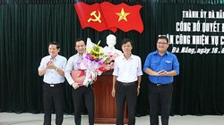 Ông Nguyễn Bá Cảnh (người cầm hoa) tại buổi công bố quyết định