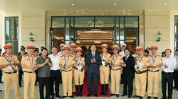 Lực lượng CSGT làm nhiệm vụ tại APEC 2017 chụp ảnh lưu niệm với Chủ tịch nước Trần Đại Quang