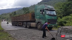 Bất chấp biển báo hạn chế tải trọng phương tiện, quá tải trọng cầu, đoàn xe vẫn rầm rập di chuyển. Và tình trạng hư hỏng mặt đường tại đây đã xảy ra