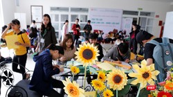 Sinh viên Đà Nẵng hưởng ứng chiến dịch “Tôi đồng hành, bạn đồng hành” góp hoa gửi về ngày hội Hoa hướng dương lần 10  bằng việc làm 1.000 đóa hướng dương hướng về bệnh nhi ung thư.