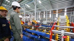 Công nhân làm việc tại nhà máy sản xuất xe bus THACO tại Quảng Nam