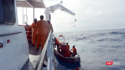 Sau nhiều giờ tìm kiếm và cứu nạn, tối ngày 13/12, tàu SAR 412 đã đưa 07 ngư dân trên tàu cá QB 92869 TS bị chìm trên biển về bờ an toàn.