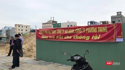 Sự việc khiến người dân căng băng rôn đòi đất và tập trung đông người nhằm gây áp lực để chính quyền và cơ quan chức năng vào cuộc.