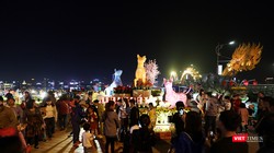 Sau những lo toan đón Tết Mậu Tuất 2018, tối 15/2 (tức đêm 30 Tết), người dân Đà Nẵng đã đổ ra đường du xuân với mong cầu một năm mới mọi điều như ý.