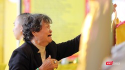 Mẹ Lê Thị Lan xúc động tại Lễ cầu siêu, tưởng niệm các liệt sĩ Gạc Ma do Hội Cán bộ chiến sỹ Trường Sa 83 (CQ88) tại Đà Nẵng tổ chức sáng ngày 13/3.