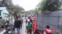 Cả ngàn hộ dân làng biển Nam Ô bị chủ đầu tư dựng hàng rào, cách ly với biển cha ông để lại.