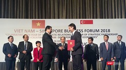 Ngày 26/4, Chủ tịch UBND TP Đà Nẵng Huỳnh Đức Thơ và ông Douglas Foo, Chủ tịch Liên đoàn sản xuất Singapore (SMF) kiêm Chủ tịch Hội đồng quản trị Công ty Sakae Corporate Advisory cùng trao Bản ghi nhớ triển khai các nội dung hợp tác giữa UBND TP Đà Nẵng v