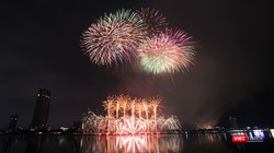 Hàng vạn khán giả đã vỡ òa cảm xúc khi “Bức họa Huyền thoại của những cây cầu” với chủ đề “Nhịp điệu tình yêu” được 2 đội Việt Nam và Ba Lan vẽ lên bầu trời Đà Nẵng