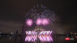 Tối 30/4, Lễ hội pháo hoa quốc tế Đà Nẵng (DIFF 2018) với chủ đề "Huyền thoại những cây cầu" đã chính thức khai mạc, chính thức đưa Đà Nẵng vào không gian lễ hội của sắc màu và ánh sáng kéo dài 2 tháng.