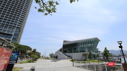 Dự án khu dịch vụ du lịch nhà hàng Café-Bar và bến du thuyền khu vực trước khách sạn Novotel dù đã hoàn thiện việc xây lắp những vẫn trùm mền yên ắng.