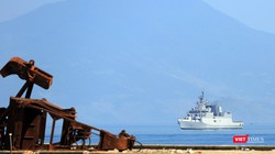 Tàu hộ vệ chống ngầm INS Kamorta (P28) của Hải quân Ấn Độ trên vịnh Đà Nẵng