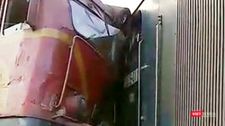 Vào khoảng 17h chiều nay (26/5), hai tàu hàng đang lưu thông trên tuyến đường sắt Bắc Nam, đoạn qua địa phận huyện Núi Thành (Quảng Nam) đã bất ngờ tông trực nhau khiến hơn 100m đường ray bị hư hỏng, 4 toa tàu và hai đầu máy bị rời khỏi đường ray, hư hỏng