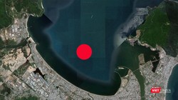 Sau nhiều lần điều chỉnh, dự án được đề xuất xây dựng với quy mô diện tích 1.400 ha, hình thành từ lấp vịnh Đà Nẵng (chấm đỏ là vị trí ý tưởng xây đảo)