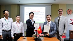 Ông Daisuke Kawasaki – Tổng giám đốc ACC Japan và ThS. Lương Minh Sâm – Phó Hiệu trưởng ĐH Đông Á tại buổi ký kết thỏa thuận hợp tác