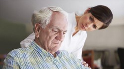 Việt Nam đang đứng trước nguy cơ gia tăng các người bệnh sa sút trí tuệ do dân số đang già hóa (ảnh bacsytieuhoa-minh họa)