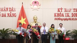 Bí thư Thành ủy Đà Nẵng Trương Quang Nghĩa chúc mừng các cá nhân được đại biểu HĐND bầu vào các vị trú chủ chốt của HĐND và TP