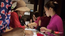 Khách Trung Quốc mua hàng tại các cửa hàng khép kín theo tour giá rẻ tại Đà Nẵng