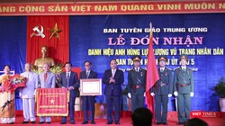 thay mặt lãnh đạo Đảng và Nhà nước, Thủ tướng Chính phủ Nguyễn Xuân Phúc trao danh hiệu "Anh hùng Lực lượng vũ trang nhân dân" cho Ban Tuyên huấn Khu ủy Khu 5.