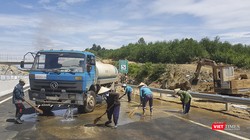 Công nhân đang khẩn trương dọn dẹp vệ sinh mặt đường, hoàn thiện các hạng mục để đưa tuyến cao tốc Đà Nẵng-Quảng Ngãi thông xe vào ngày 2/9 tới