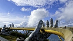 Cầu Vàng trên đỉnh Bà Nà - Đà Nẵng đang là điểm đến được du khách trong và ngoài nước quan tâm