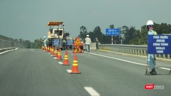 Chiều 29/10, Tổng công ty Đầu tư phát triển đường cao tốc Việt Nam (VEC) đã tiến hành xử lý kỷ luật các cá nhân, tập thể liên quan tới hư hỏng, chậm khắc phục trên tuyến cao tốc Đà Nẵng-Quảng Ngãi.