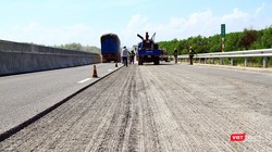 Mặt đường cao tốc Đà Nẵng-Quảng Ngãi bị bóc lên làm lại sau những hư hỏng của lớp mặt đường dù mới đưa vào khánh thành không lâu