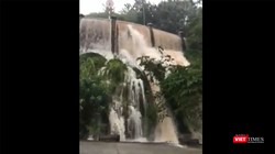 Nước chảy như thác tại danh thắng Chùa Linh Ứng Sơn Trà.