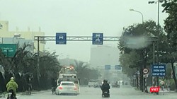 Các phương tiện giao thông chết máy nằm la liệt trên các tuyến đường vì ngập úng. Các công ty cung cấp dịch vụ cứu hộ làm không hết việc.