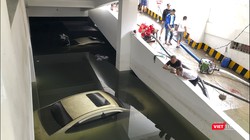 Lực lượng cảnh sát PCCC được huy động để giải cứu xe bị chìm tại chung cư Hoàng Anh Gia Lai 