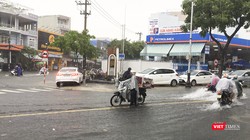 Nút giao thông Quang Trung-Đống Đa ngập lại trong trưa 10/12. (Ảnh: Bảo Bảo)