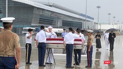 Sáng 11/12, tại Sân bay Đà Nẵng, Việt Nam đã tiến hành bàn giao 3 bộ hài cốt quân nhân Mỹ mất tích trong chiến tranh Việt Nam vừa được tìm kiếm chung lần thứ 147 tại các tỉnh miền Trung