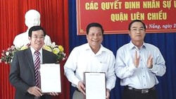 Ông Đàm Quang Hưng (bìa trái) và ông Dương Thành Thị (đứng giữa) tại buổi công bố quyết định nhân sự UBND quận Liên Chiểu. (Ảnh: Việt Dũng)