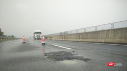 Tuyến cao tốc Đà Nẵng-Quảng Ngãi lại xuất hiện dày đặc ổ gà, dù đã hoàn thành sửa vá cách đây hơn 1 tháng.