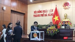 Sáng 17/12, ngày làm việc thứ 2 kỳ họp thứ 9 HĐND TP Đà Nẵng đã tiến hành lấy phiếu tín nhiệm đối với 24 người giữ các chức danh do HĐND bầu