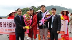 Lãnh đạo Sở Du lịch TP Đà Nẵng tặng hoa chúc mừng những vị khách quốc tế đầu tiên xông đất Đà Nẵng trong năm 2019.