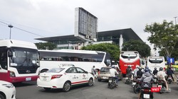 Xe khách trên 30 chỗ ngồi đang "náo loạn" trung tâm TP Đà Nẵng vì thiếu bãi đỗ xe tập trung.