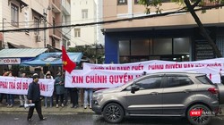 Hàng trăm khách hàng tập trungm căng biểu ngữ tại trụ sở Bách Đạt Corp sáng nay (17/1).