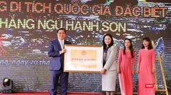 Đại diện Bộ VH-TT và DL trao Bằng xếp hạng di tích quốc gia đặc biệt đối với Danh thắng Ngũ Hành Sơn cho UBND TP Đà Nẵng