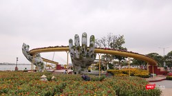 Đường hoa Xuân Kỷ Hợi 2019 tại phía tây Cầu Rồng (TP Đà Nẵng) có điểm nhấn là mô hình cây Cầu Vàng trên đỉnh Bà Nà