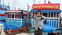 "KIÊN QUYẾT BẢO VỆ CHỦ QUYỀN BIỂN ĐẢO CỦA TỔ QUỐC!" - Đó là dòng khẩu hiệu được các ngư dân Lý Sơn treo trang trọng trên thuyền.