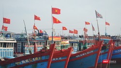 Sau tiếng trống lệnh, hàng trăm con tàu đánh bắt xa bờ của ngư dân đảo Lý Sơn dương cao cờ Tổ quốc, đồng loạt rẽ sóng nối đuôi nhau, bắt đầu cho mùa đánh bắt mới.