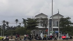 Sáng 15/3, hàng trăm người mua kéo đến trụ sở của Công ty CP Bách Đạt An ở thị xã Điện Bàn (Quảng Nam) để đòi sổ đỏ, sau khi “vây ráp” trụ sở Công ty CP Đầu tư Hoàng Nhất Nam vào đêm hôm trước.